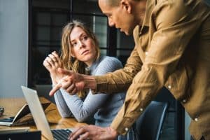 homme qui donne des conseils à une femme